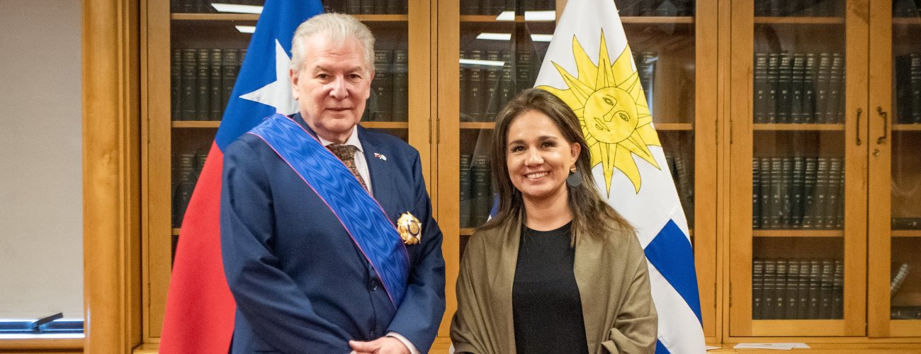 Subsecretaria Gloria de la Fuente condecora al embajador de Uruguay en Chile, al término de sus funciones