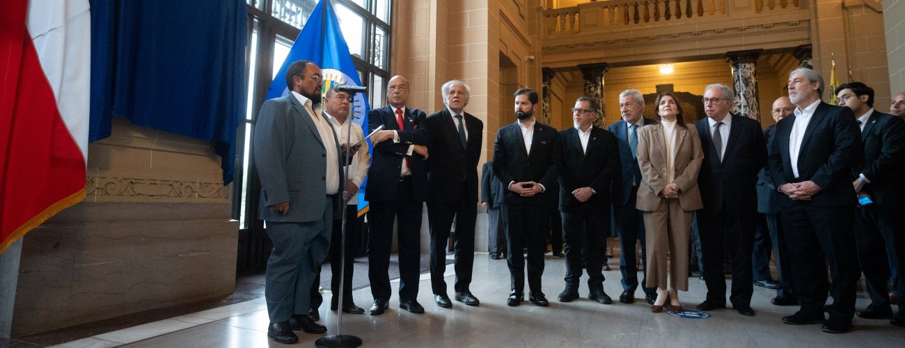 Canciller participó en homenaje donde se nombró Salvador Allende a la puerta principal del edificio de la OEA