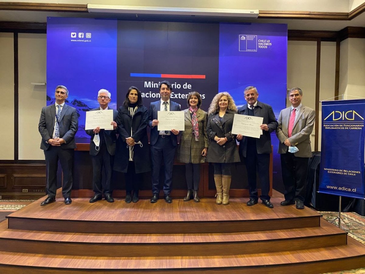 Subsecretaria Ximena Fuentes entrega distinción a ganadores de concurso sobre ensayos de política exterior