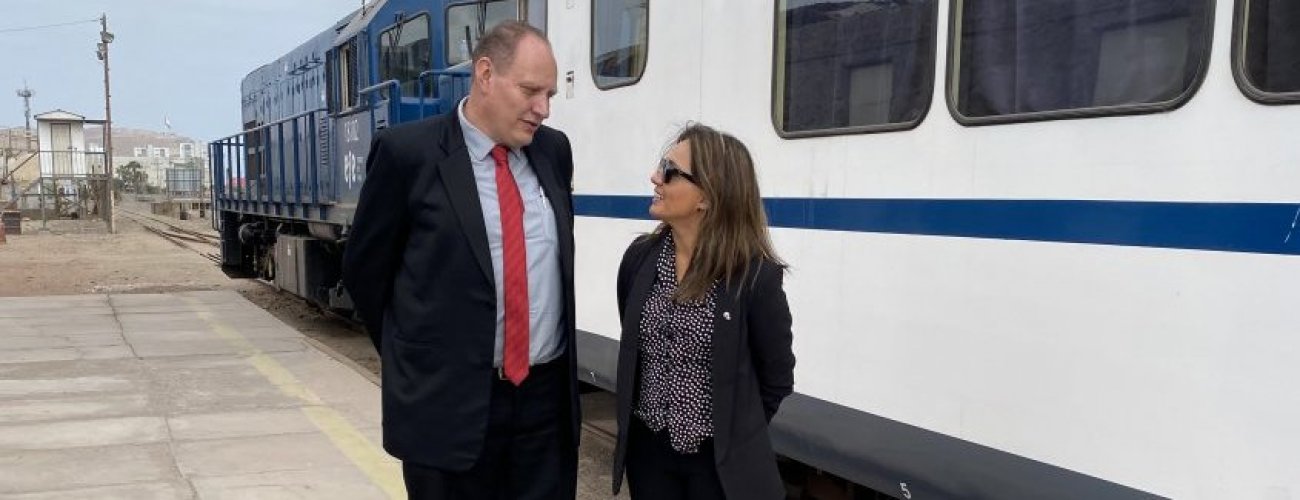 Subsecretaria Gloria de la Fuente y viceministro de Comercio Exterior e Integración de Bolivia visita maestranza de ferrocarriles del Estado