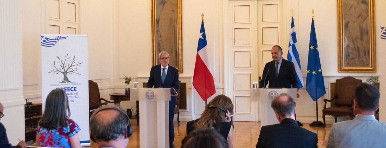 En Atenas: Canciller Alberto van Klaveren se reúne con el ministro de Relaciones Exteriores de Grecia y destacan el fortalecimiento de la relación bilateral