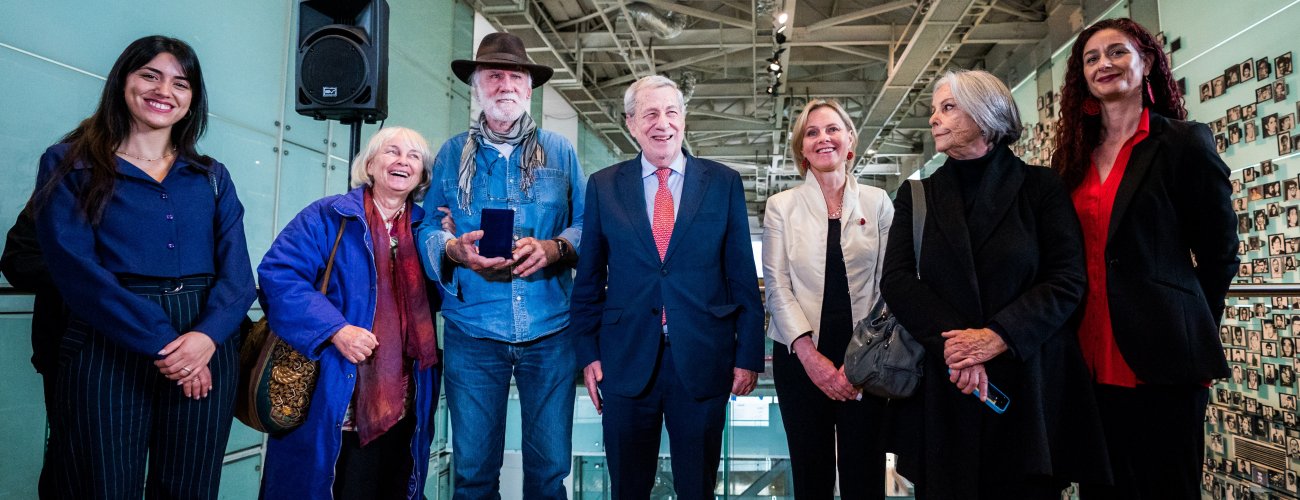 Canciller participa en inauguración de exposición de fotografías de Chas Gerretsen sobre los meses previos y posteriores al golpe de Estado