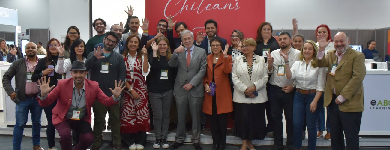 Canciller visita a la delegación chilena que participa en la feria Edutechnia en Colombia