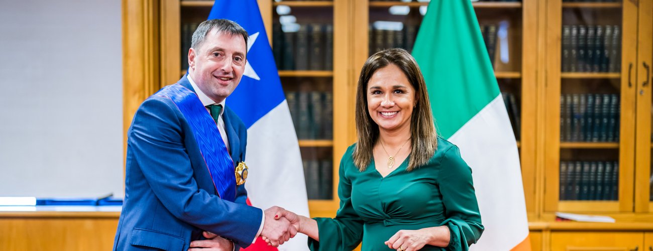 Canciller (s) condecora a embajador de Irlanda en Chile con motivo del término de sus funciones en el país
