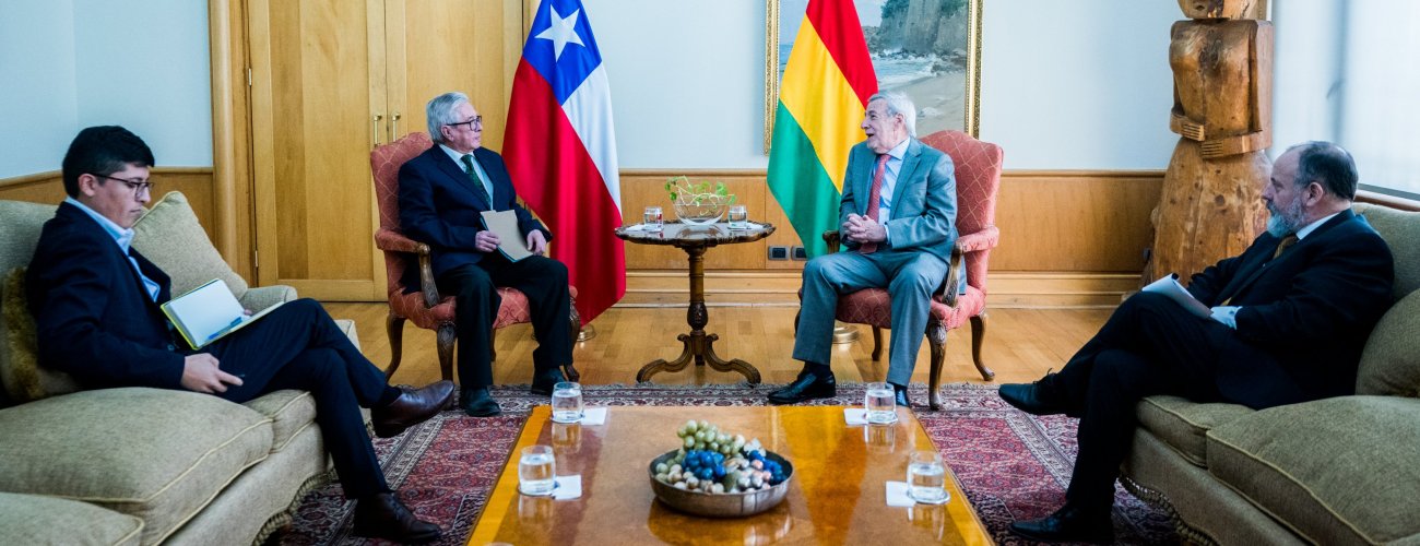 Canciller Alberto van Klaveren se reúne con cónsul general de Bolivia