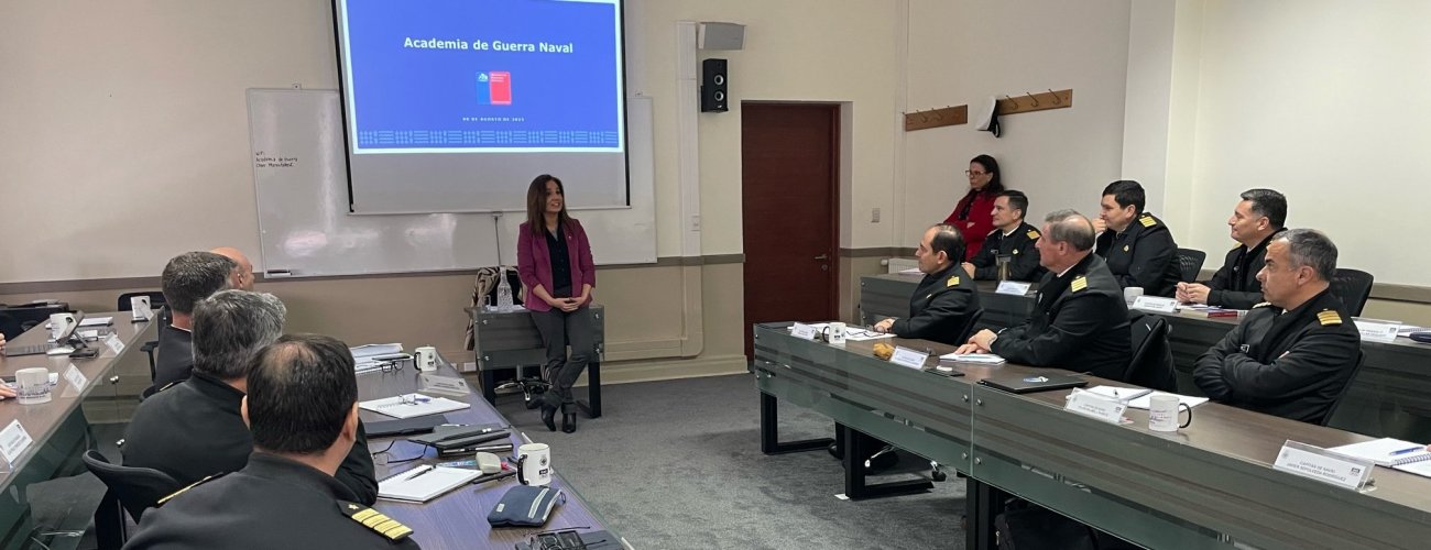 Subsecretaria Gloria de la Fuente expone los objetivos de la política exterior nacional en curso de la Academia de Guerra Naval