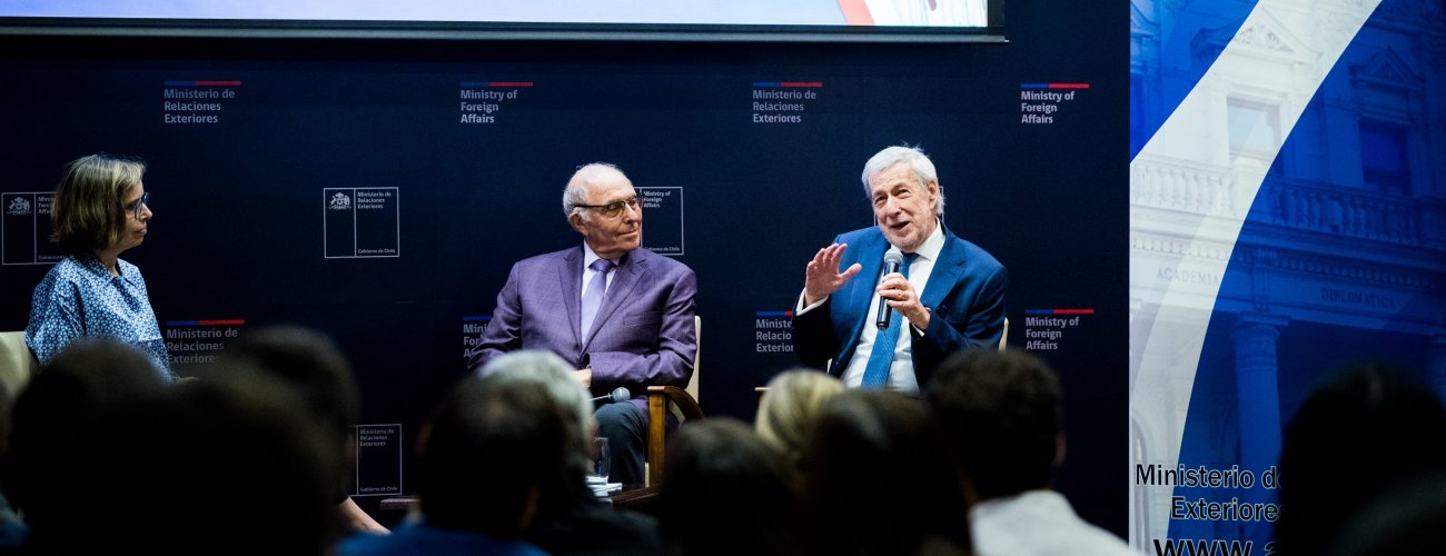 Ministro participa en diálogo con Claudio Grossman