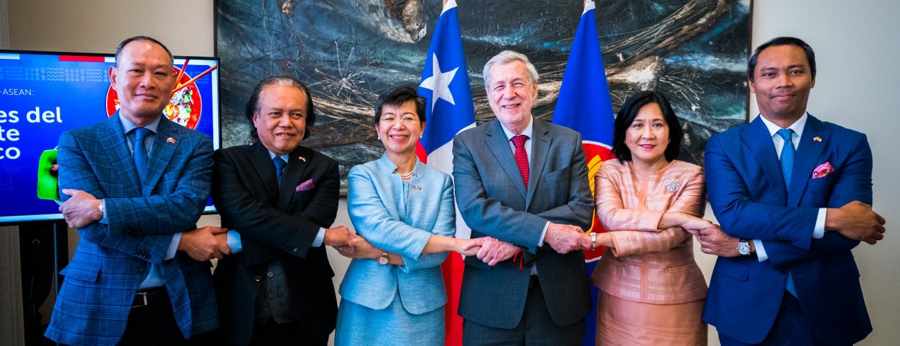 Canciller Alberto van Klaveren inaugura degustación gastronómica organizada por países del Sudeste Asiático