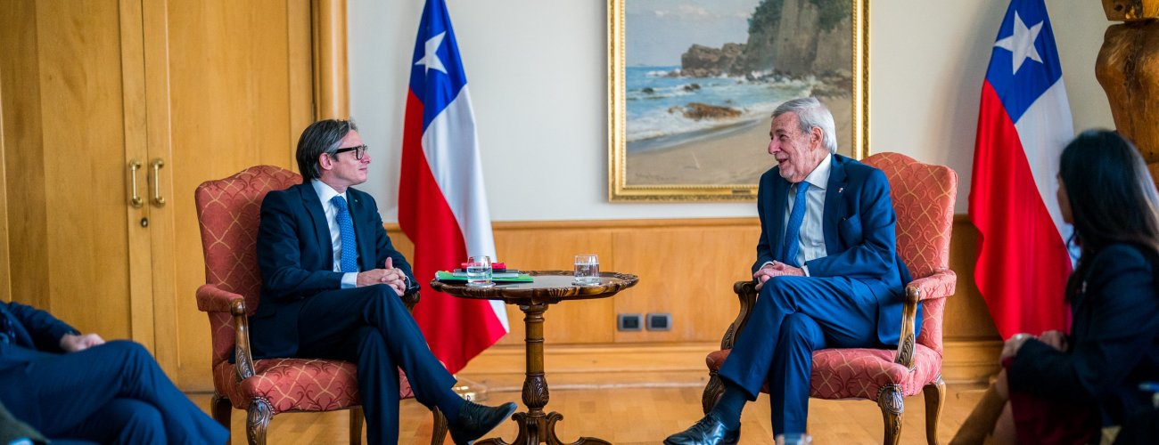 Canciller van Klaveren se reúne con representantes del CAF