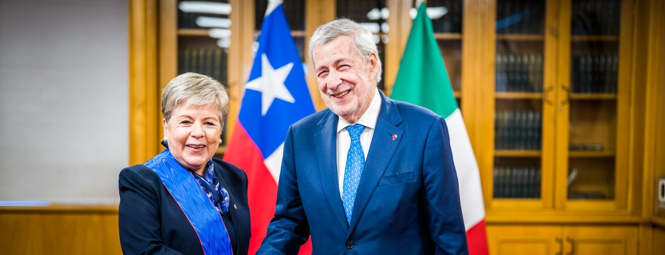Ministro Alberto van Klaveren condecora a embajadora de México en Chile por el término de sus funciones y destaca su vasta trayectoria en nuestro país