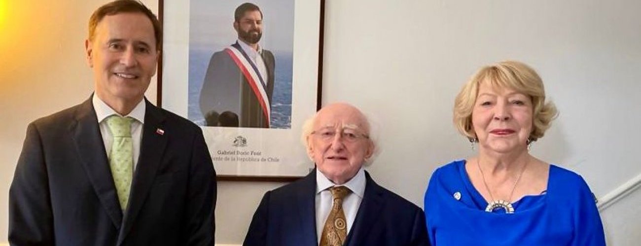 Presidente de Irlanda participa en conmemoración de los 50 años del Golpe de Estado en Chile