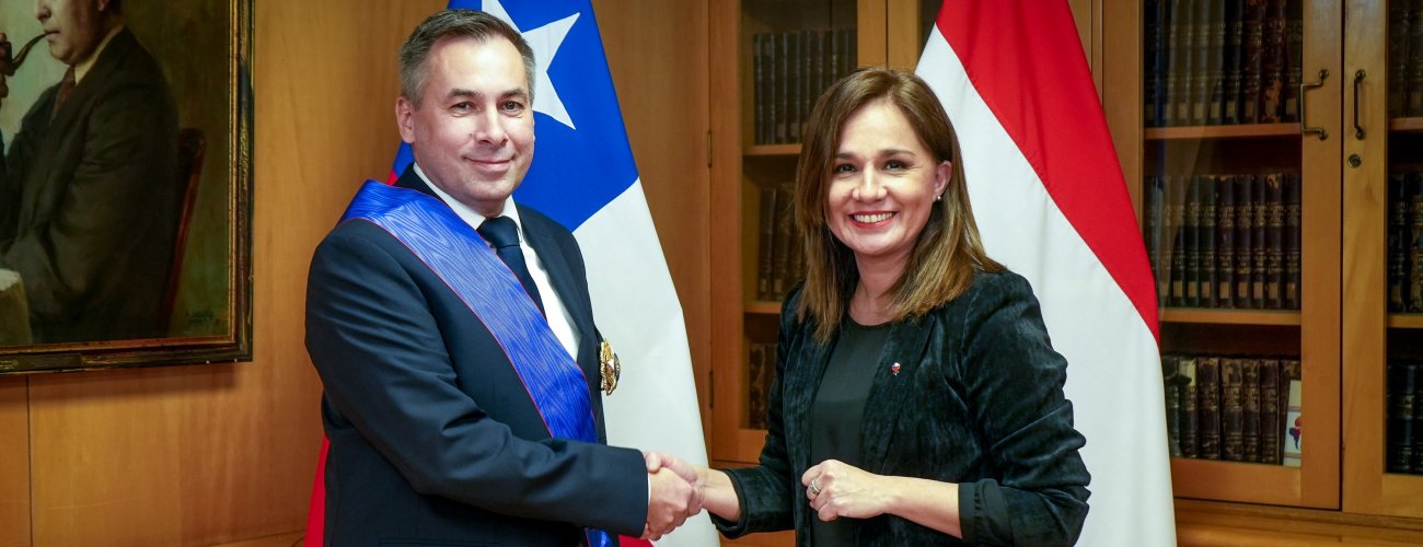 Canciller (s) Gloria de la Fuente condecora a Embajador de Hungría en Chile