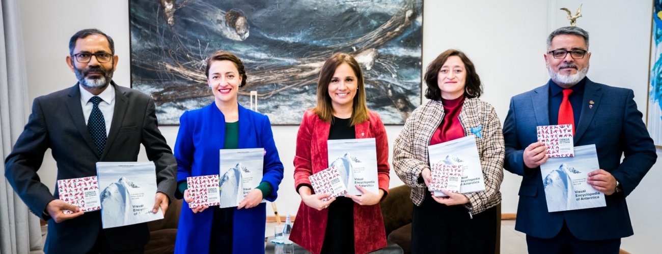 Cancillería presenta enciclopedia y libro ilustrado bilingüe sobre la Antártica para potenciar la divulgación científica del continente austral