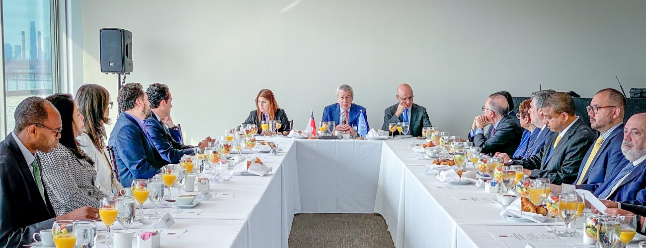 Canciller Alberto van Klaveren encabeza desayuno de trabajo tras adopción de tratado BBNJ
