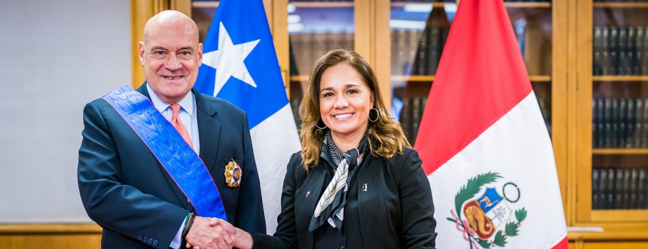 Canciller (s) Gloria de la Fuente condecora a embajador de Perú en Chile