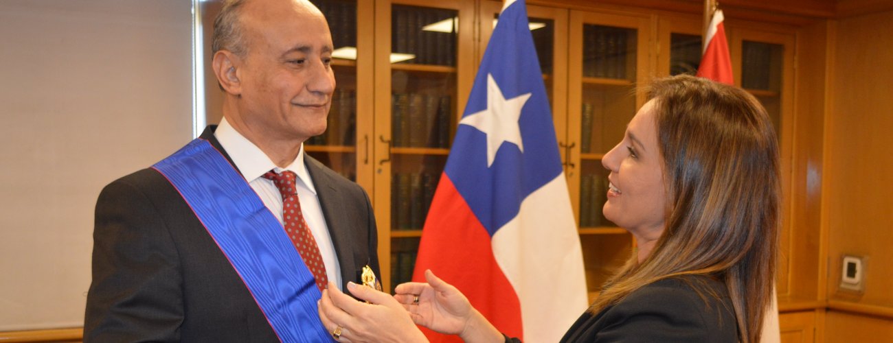 Subsecretaria Gloria de la Fuente condecora al Embajador de Jordania en Chile