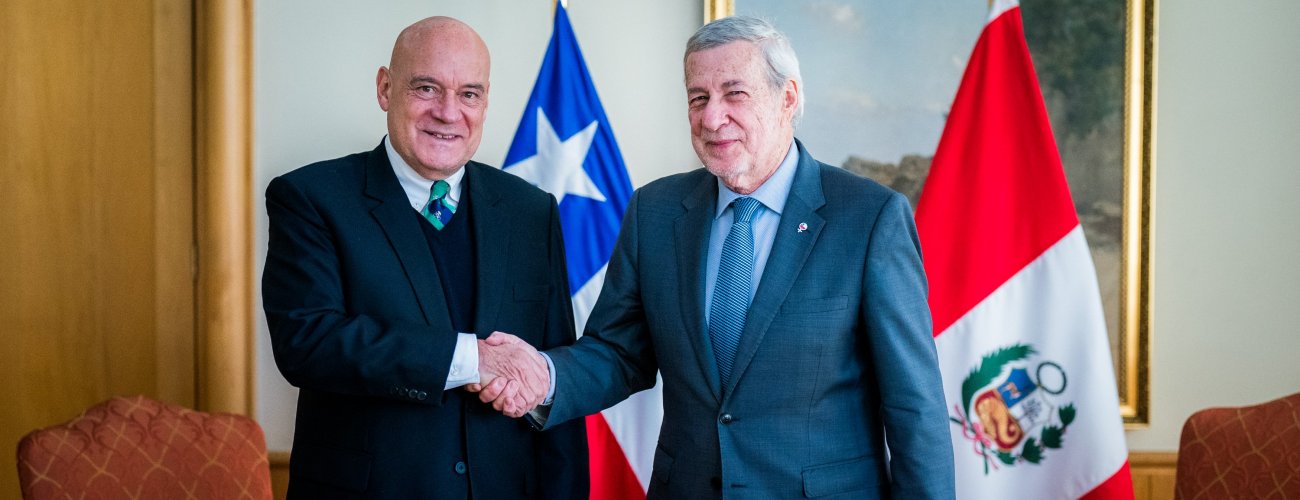Canciller Alberto van Klaveren se reúne con embajador de Perú en Chile