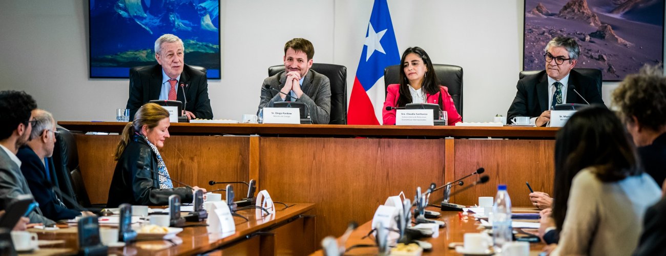 Canciller Alberto van Klaveren se reúne con representantes diplomáticos y empresariales para dialogar sobre transición energética
