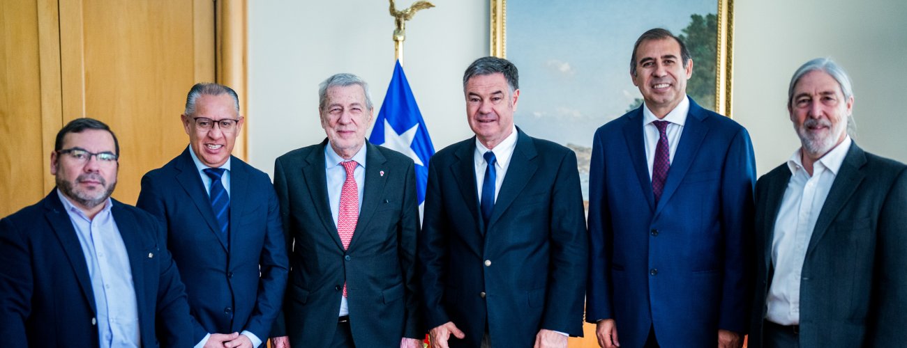 Canciller Alberto van Klaveren recibe a representantes del Parlamento Andino