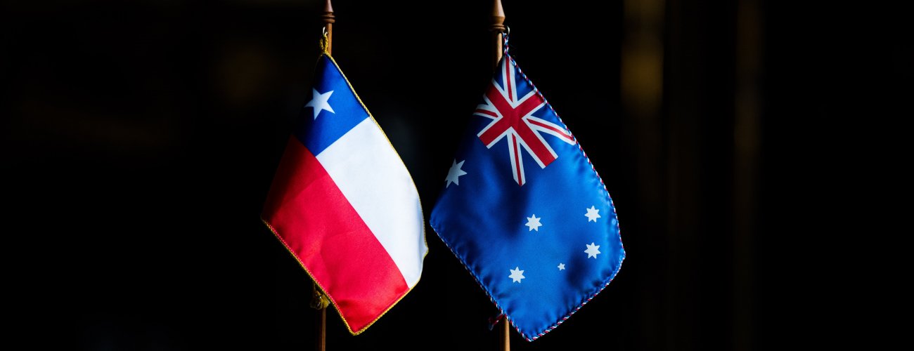 Ministro Alberto van Klaveren sostiene llamada telefónica con la ministra de Relaciones Exteriores de Australia