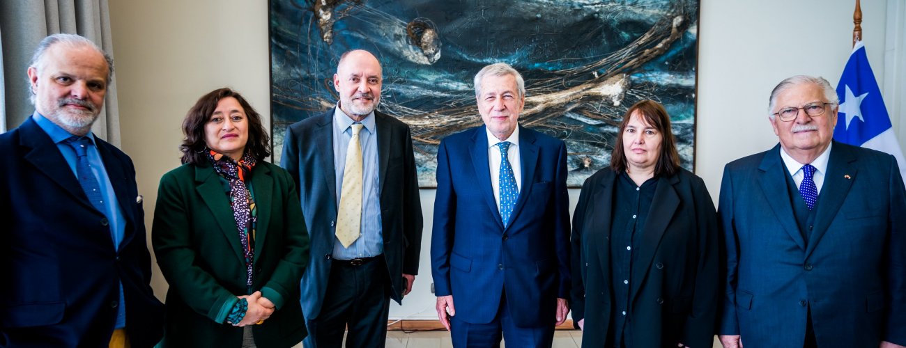 Ministro Alberto van Klaveren encabeza homenaje a Jorge Edwards, exdiplomático y destacado escritor chileno