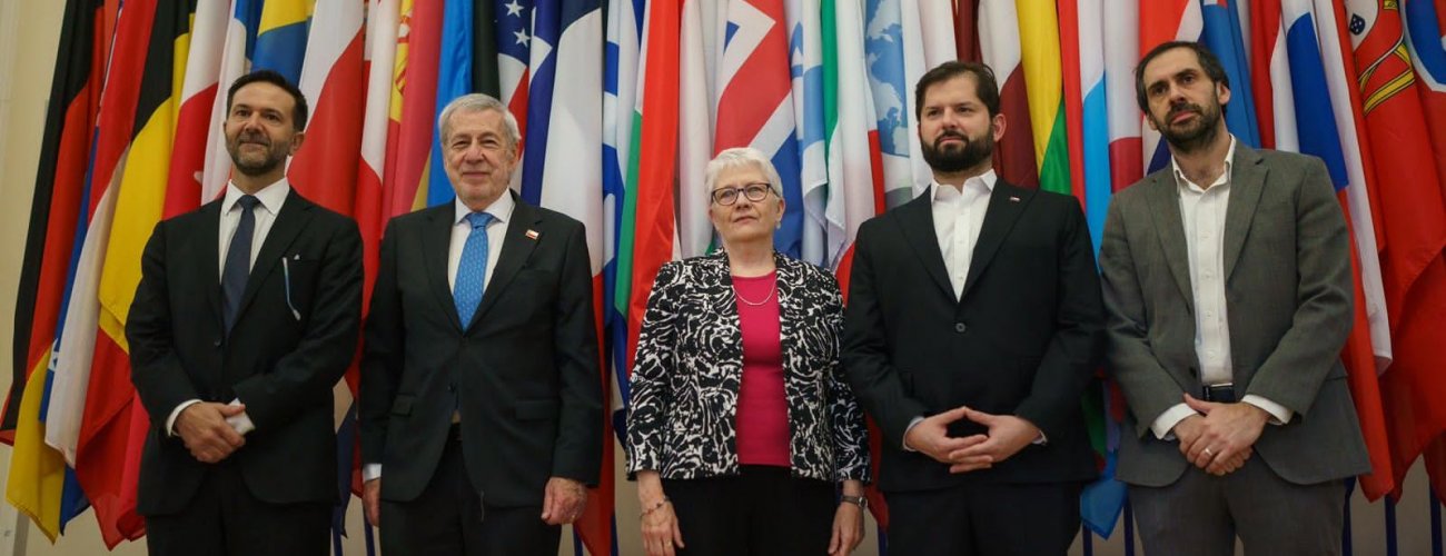 Ministro Alberto van Klaveren acompaña a Presidente Boric en la última jornada de su gira por Europa y destaca el encuentro con el Presidente Macron