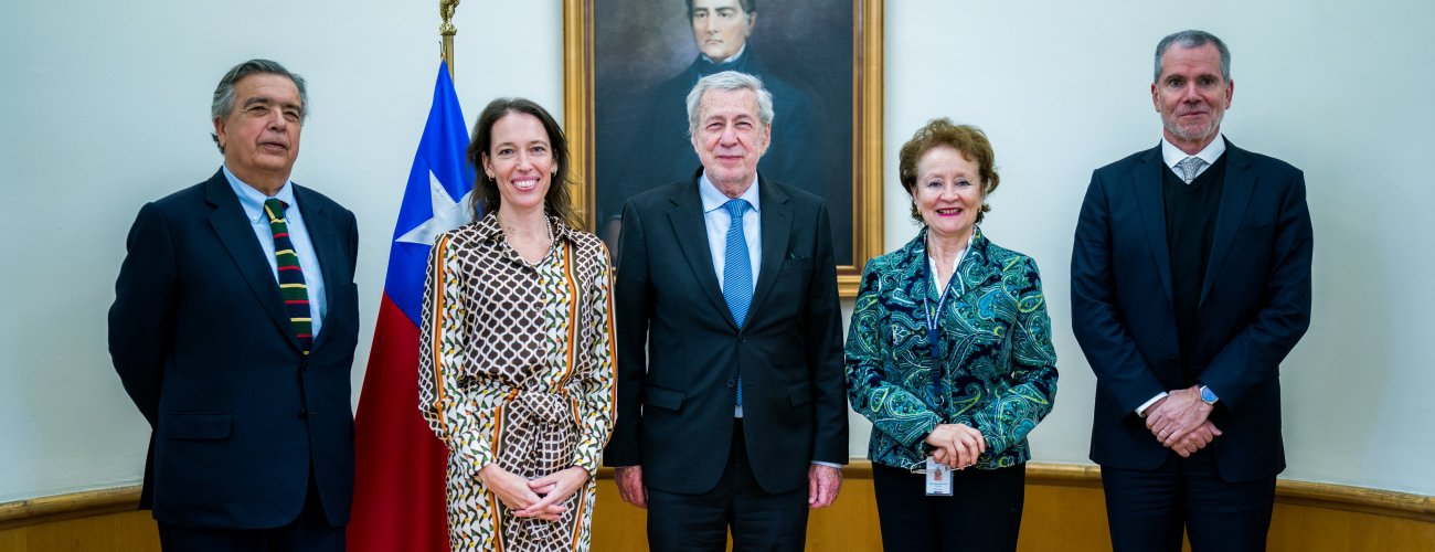 Canciller se reúne con integrantes del Grupo Nacional de la Corte Permanente de Arbitraje