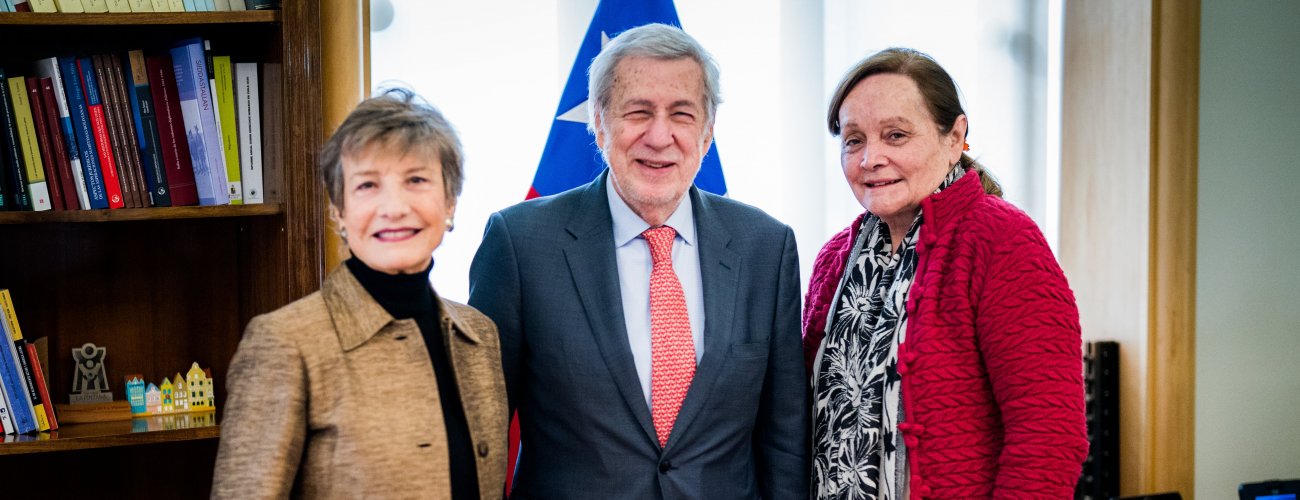 Canciller Alberto van Klaveren recibe a la Corporación Latinobarómetro