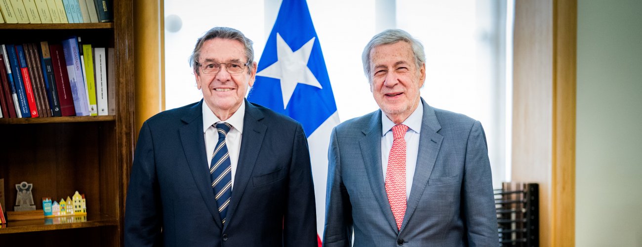 Ministro Alberto van Klaveren se reúne con embajador de Chile en Venezuela