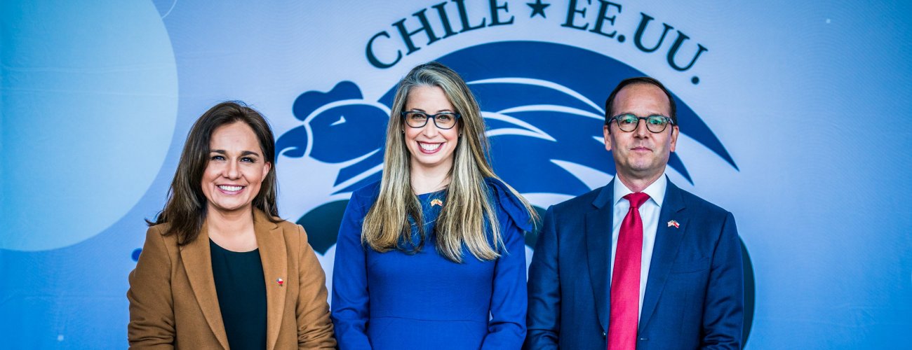 Canciller (s) Gloria de la Fuente participa en conmemoración del Día de la Independencia de EE.UU.
