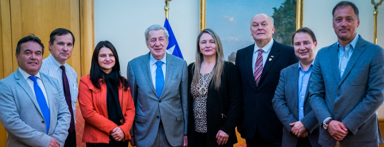 Ministro Alberto van Klaveren sostiene audiencia con diputados de Renovación Nacional