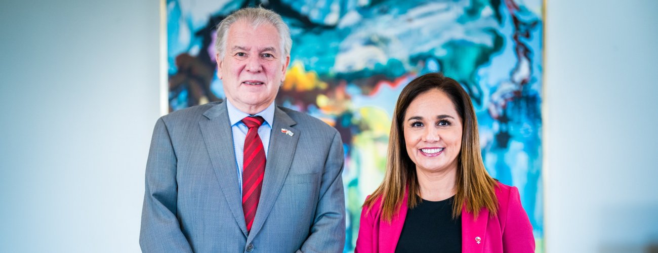 Ministra (s) Gloria de la Fuente se reúne con Embajador de Uruguay en Chile