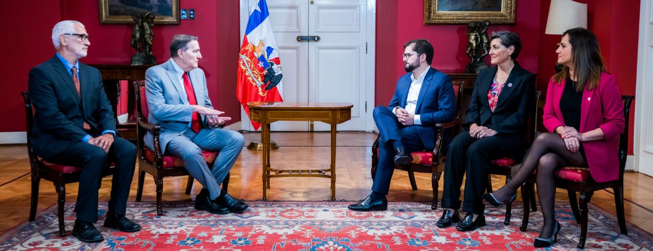 Ministra (s) Gloria de la Fuente acompaña al Presidente Gabriel Boric en encuentro con el Director de la Organización Panamericana de la Salud