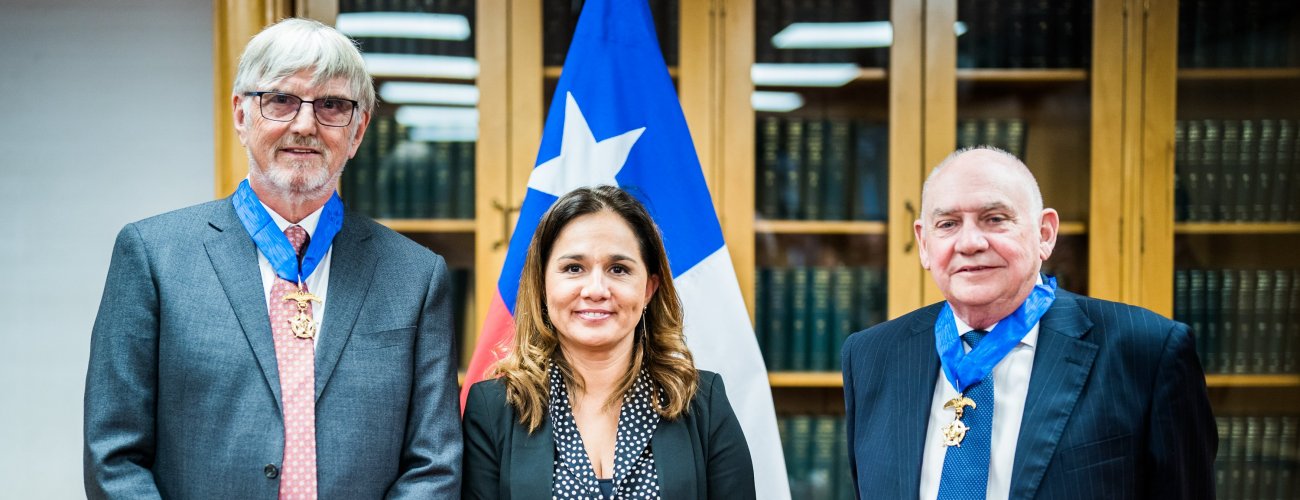 Subsecretaria Gloria de la Fuente condecora a destacados científicos Howard Wheater y Denis Peach