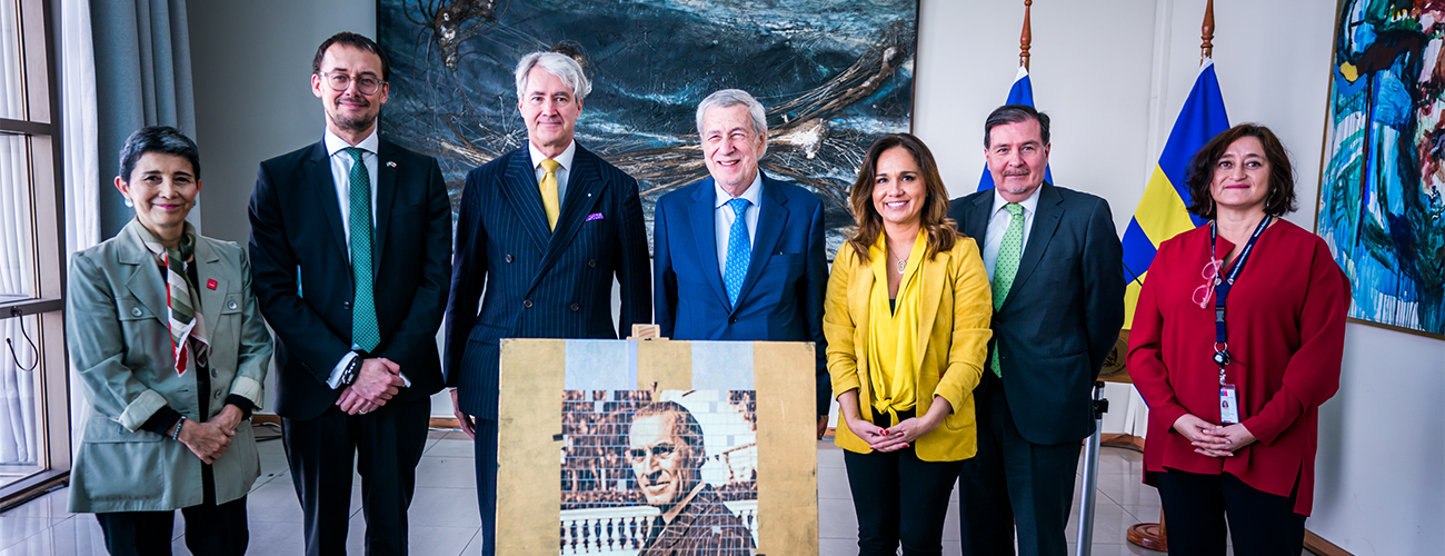 Canciller Alberto van Klaveren recibe donación de cuadro conmemorativo de Embajador sueco que ayudó a cientos de chilenos perseguidos durante la dictadura
