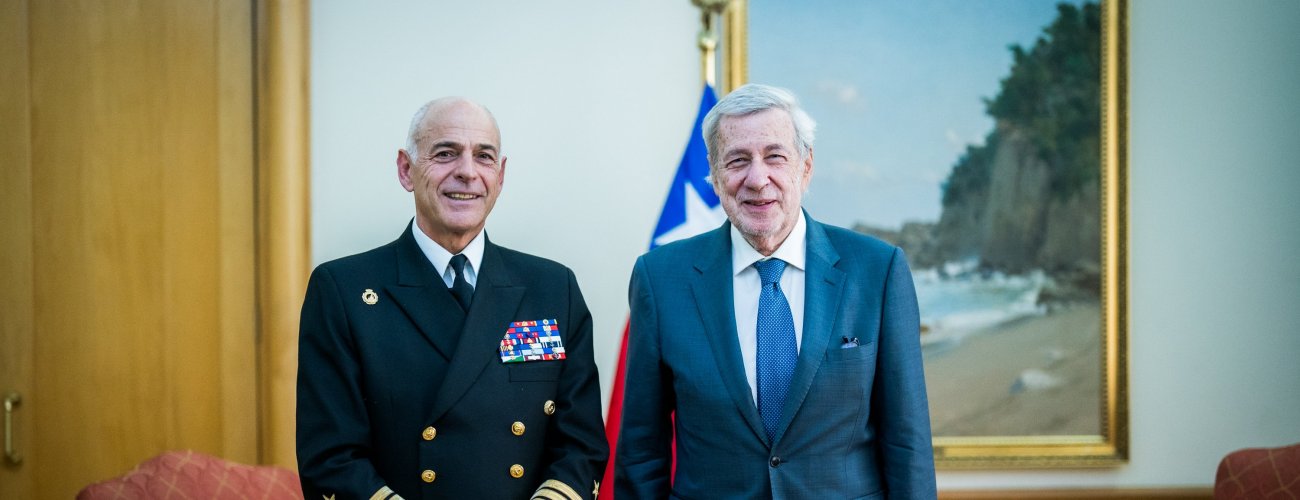 Canciller Alberto van Klaveren recibe al Comandante en Jefe de la Armada