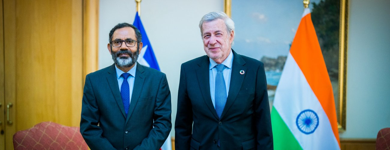 Canciller van Klaveren recibe al embajador de India