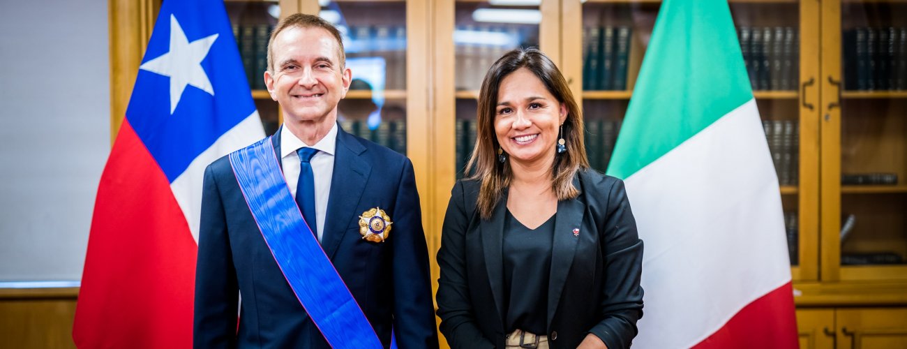 Subsecretaria Gloria de la Fuente condecora a Embajador de Italia en Chile