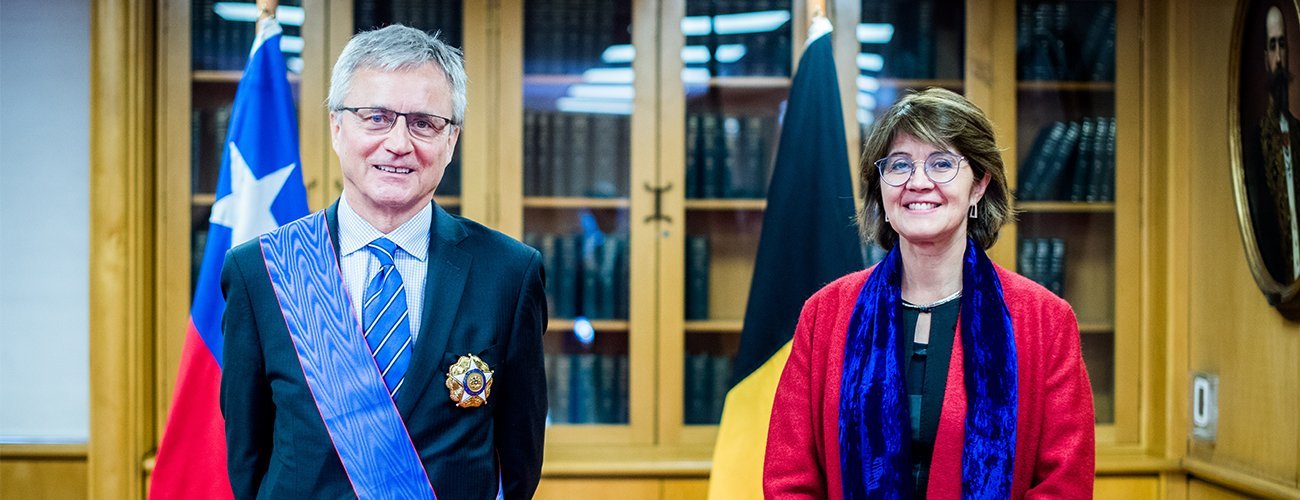 Subsecretaria Ximena Fuentes condecora al Embajador de Bélgica por el término de su misión en Chile