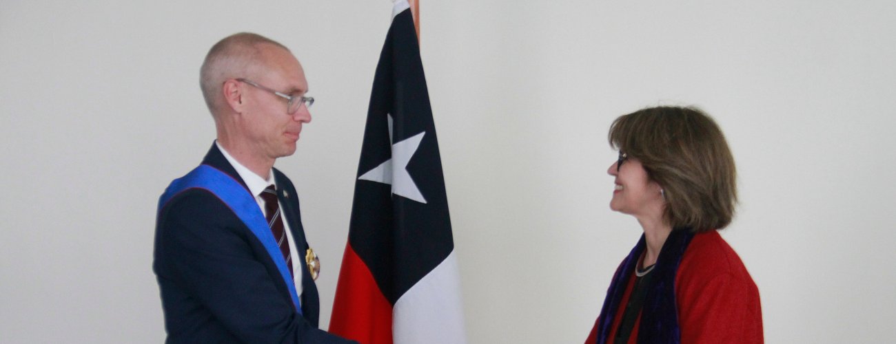 Ministra (S) condecora al Subsecretario de Relaciones Exteriores y ex Embajador de Suecia en Chile
