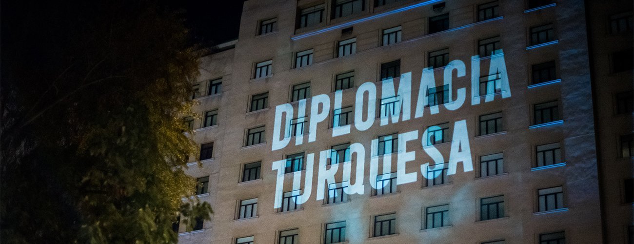 Intervención artística ilumina el edificio de la Cancillería tras la aprobación del Acuerdo de Escazú