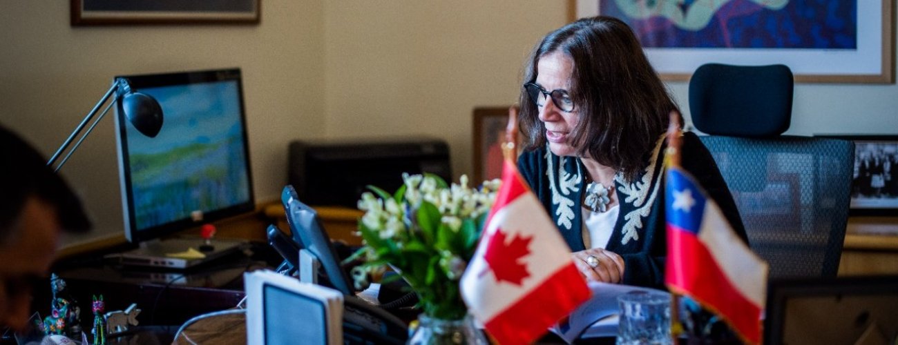 Canciller Antonia Urrejola sostiene llamada con su par de Canadá
