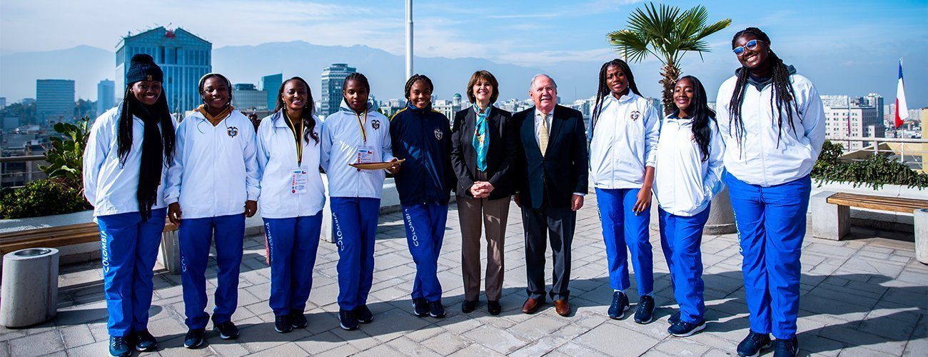 Subsecretaria Ximena Fuentes recibe a delegación colombiana de jóvenes deportistas