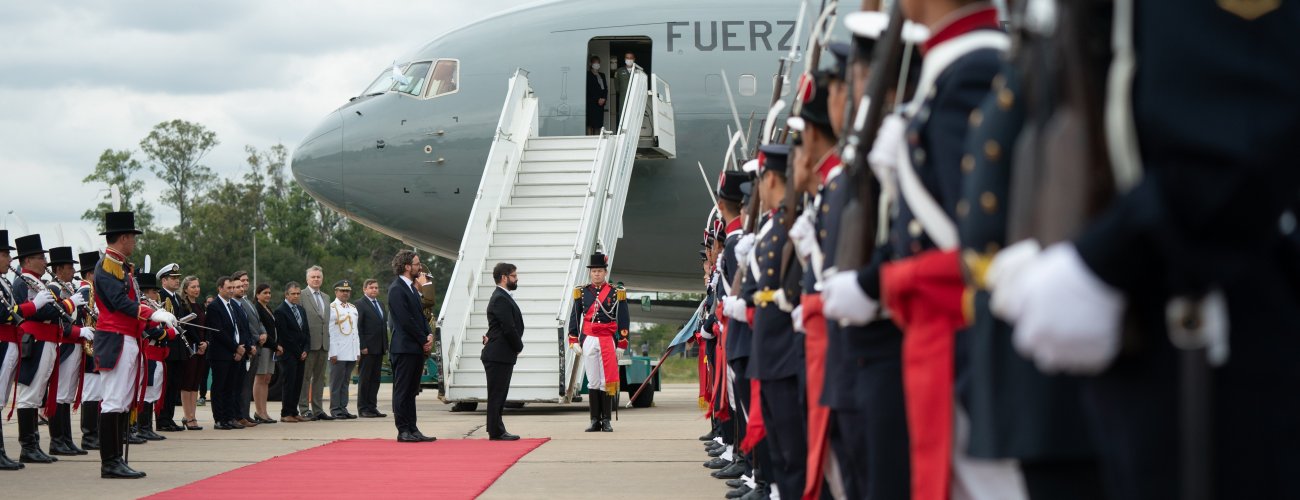 Ministra Antonia Urrejola llega a Argentina para participar de la primera gira internacional del Presidente Gabriel Boric