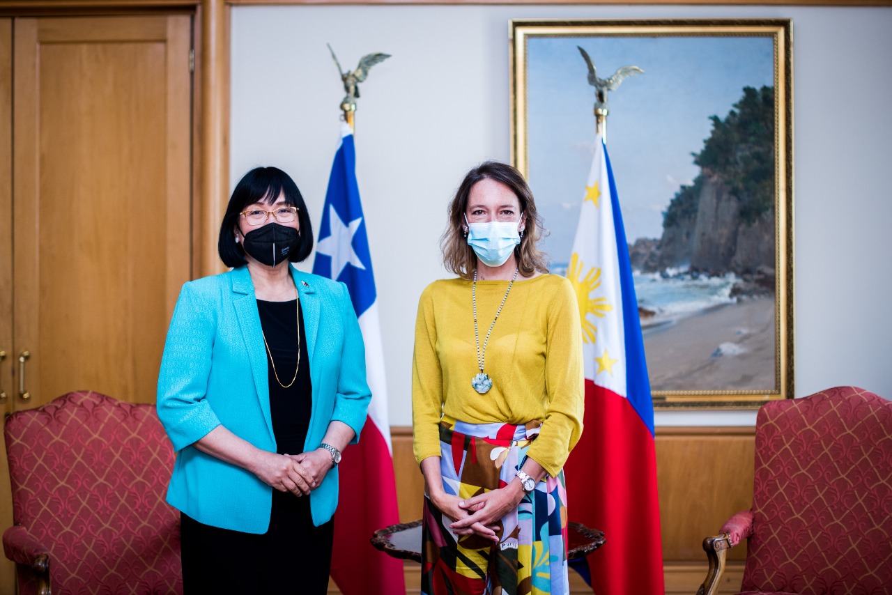 Subsecretaria Carolina Valdivia condecora a la Embajadora de Filipinas con motivo del término de su misión en Chile
