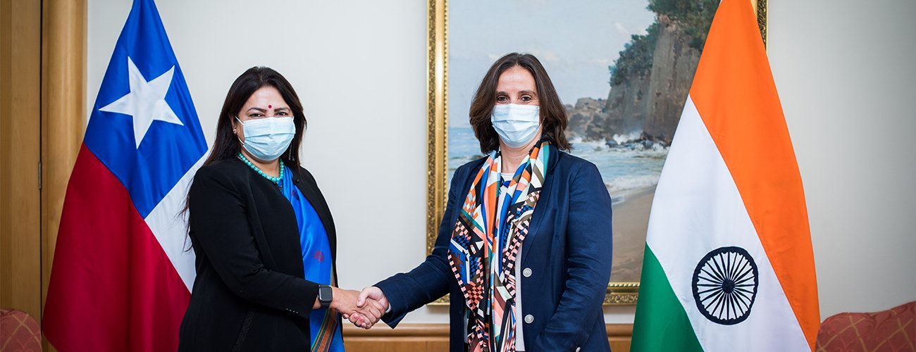 Canciller Antonia Urrejola se reúne con la Ministra de Estado para Asuntos Exteriores de la India