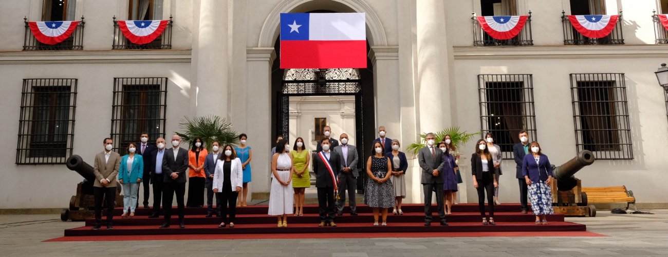 Ministra Antonia Urrejola y subsecretarios participan de la fotografía oficial tras asumir sus funciones