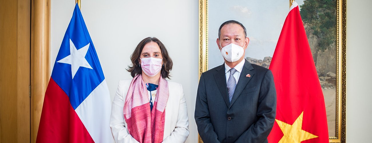 Ministra Antonia Urrejola recibe en audiencia al Embajador de Vietnam