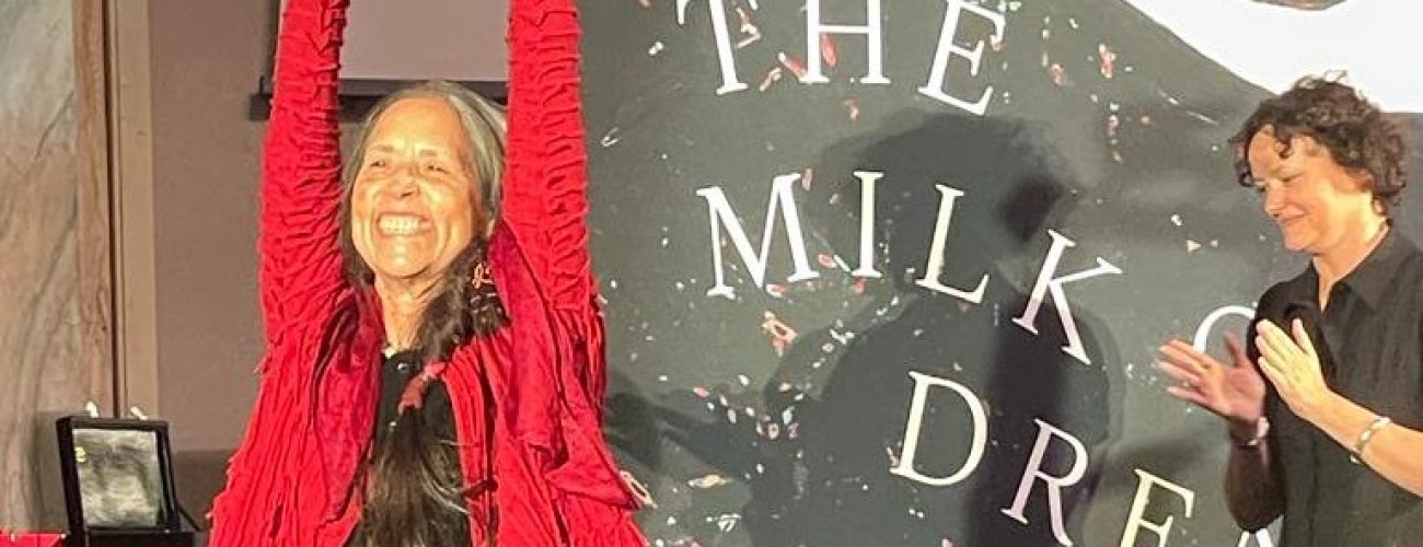 Cecilia Vicuña recibe el premio León de Oro a la Trayectoria en la Bienal de Venecia