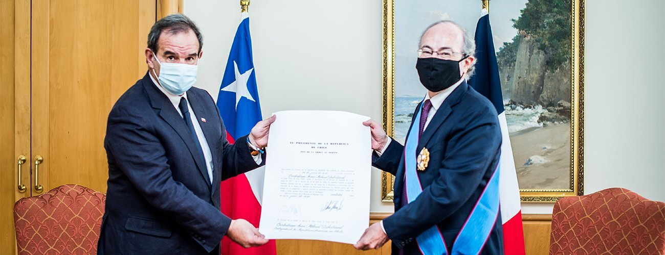 Canciller Allamand condecora al Embajador de Francia en Chile